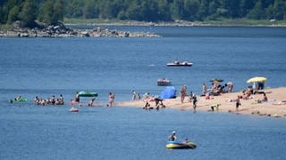 Badegäste baden im Schluchsee.