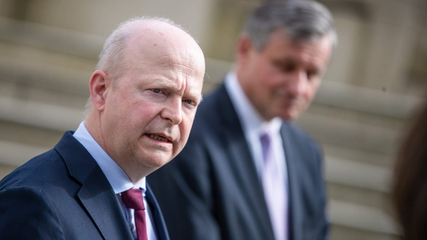 Michael Theurer (l), Vorsitzender der FDP Baden-Württemberg, gibt zusammen mit Hans-Ulrich Rülke, Vorsitzender der FDP/DVP-Fraktion im Landtag von Baden-Württemberg, stehen zusammen.