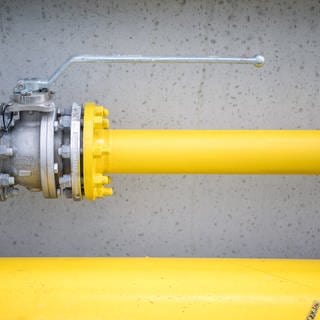 Eine gelbe Leitung für Erdgas führt über das Gelände des Gaskraftwerkes Gaisburg.