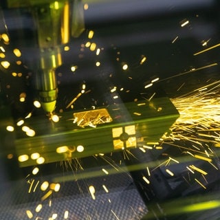 Ein Laser schneidet ein Metallteil