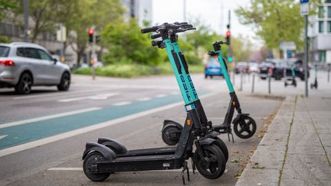 E-Scooter stehen an der Theodor-Heuss-Straße in der Stuttgarter Innenstadt auf speziell für sie angelegten Parkplätzen.