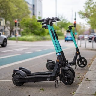 E-Scooter stehen an der Theodor-Heuss-Straße in der Stuttgarter Innenstadt auf speziell für sie angelegten Parkplätzen.