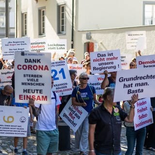 Anhängerinnen und Anhänger der "Querdenken"-Bewegung protestierten in Konstanz.
