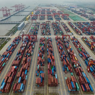 Die Wirtschaft in Baden-Württemberg schaut auf den Konflikt zwischen China und Taiwan. Hier stapeln sich Container im Hafen der chinesischen Stadt Suzhou.