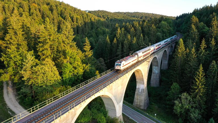 Die Eisenbahnstrecke von Stuttgart über Singen nach Zürich