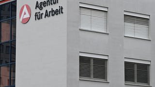 "Agentur für Arbeit" steht an der Fassade eines Jobcenters.