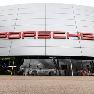 Ein Porsche-Schriftzug ist am Firmensitz in Stuttgart-Zuffenhausen auf einem Gebäude zu sehen.