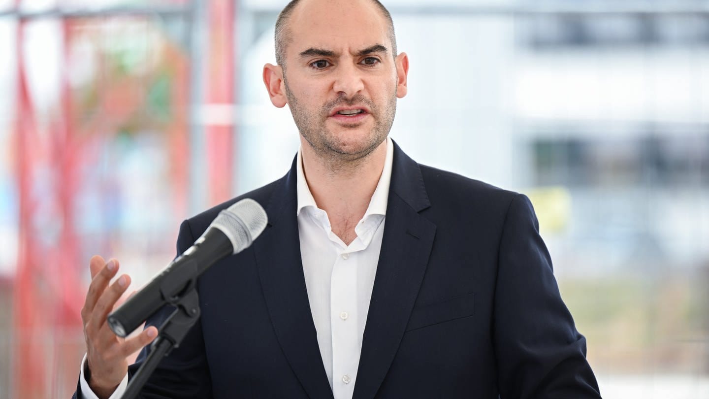 Danyal Bayaz (Grüne), Finanzminister von Baden-Württemberg, spricht in ein Mikrofon.