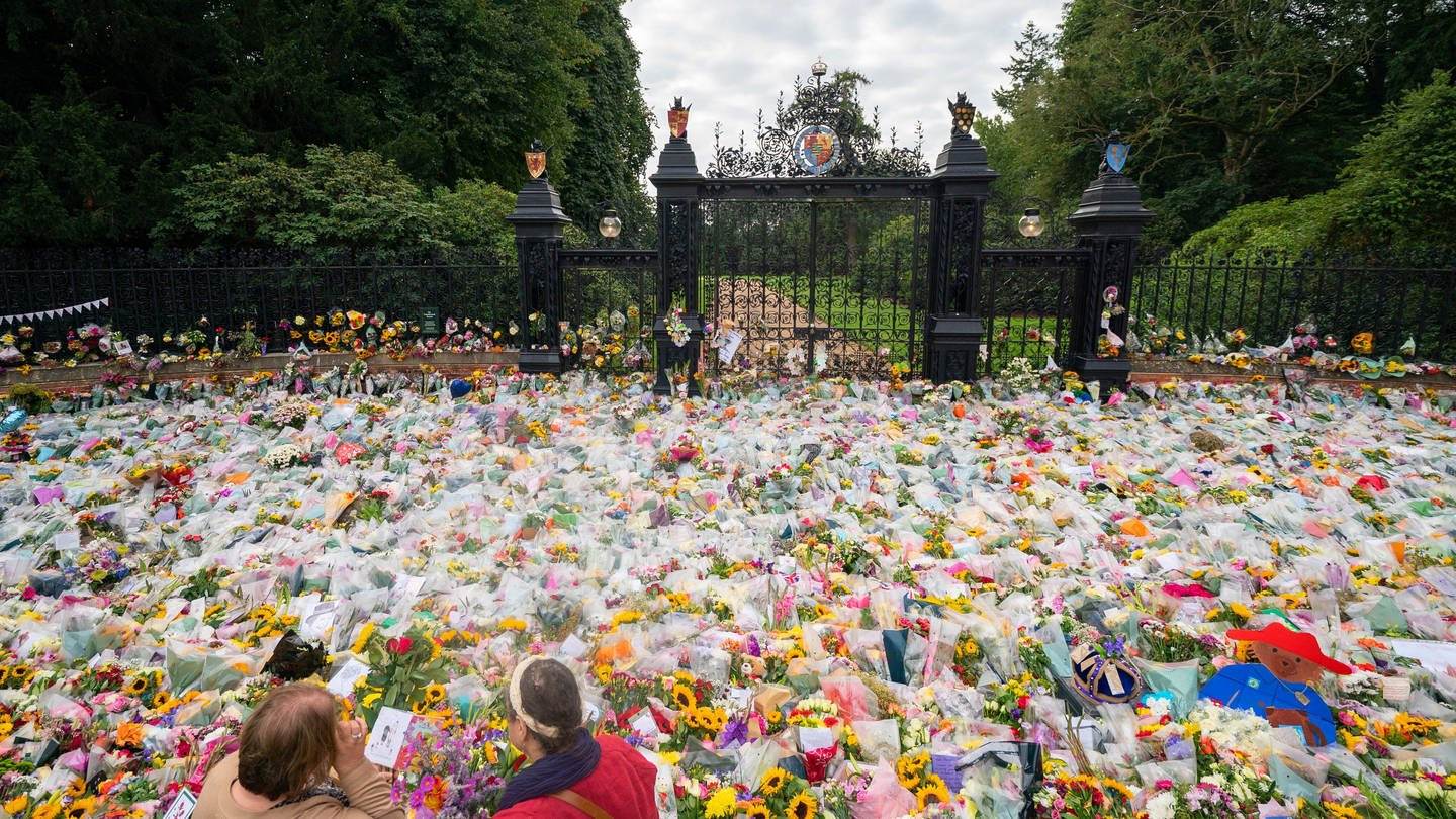 Blumen liegen nach dem Tod von König Elizabeth II. vor den Toren von Sandringham House. Die britische Königin Elizabeth II. ist am 08.09.2022 im Alter von 96 Jahren gestorben.