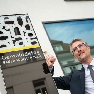 Steffen Jäger, Präsident des Gemeindetags Baden-Württemberg vor der Geschäftsstelle in Stuttgart.