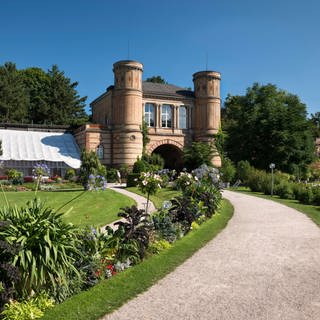 Torbogengebäude im Botanischen Garten im Schlossgarten Karlsruhe