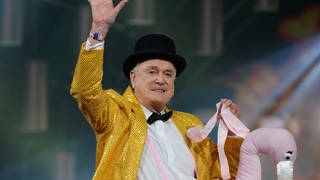 Der Komiker John Cleese freut sich bei der Verleihung des "Deutschen Comedypreises 2019" über die Auszeichnung für sein Lebenswerk.