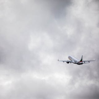 Ein Flugzeug mit abgeschobenen Menschen hebt vom Baden Airpark ab.