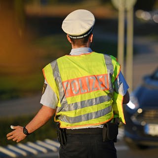 Ein Polizist kontrolliert den Verkehr. 