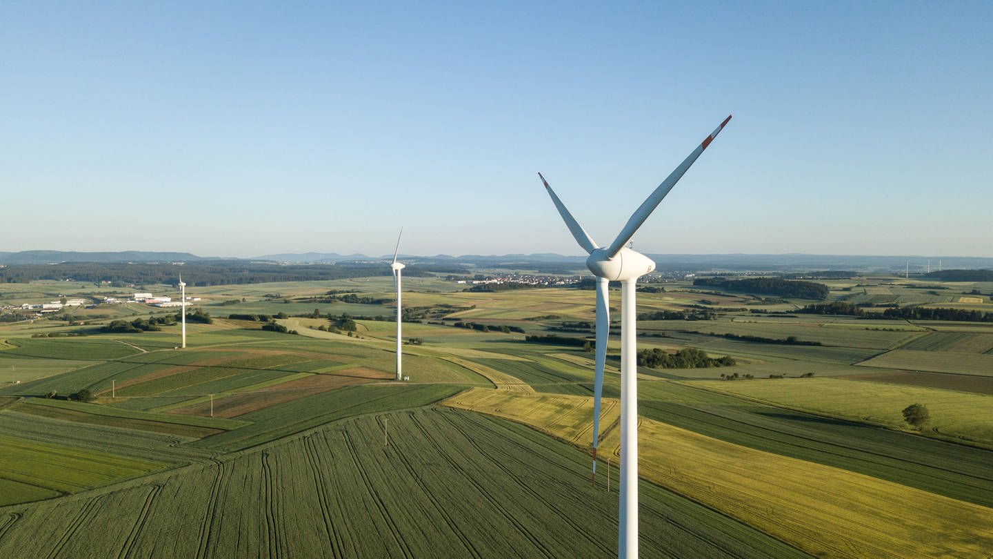 Windkraftanlagen bei blauem Himmel und Morgenlicht bei Rottweil.