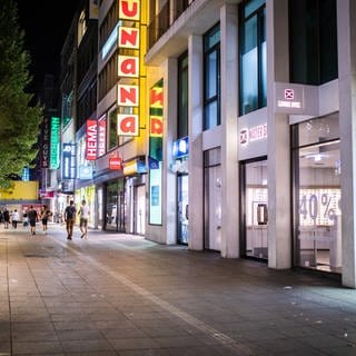 Die Beleuchtung von Einkaufsgeschäften wirft Licht auf die Stuttgarter Königstraße. Die seit September geltenden Energiesparvorgaben gelten nur für beleuchtete Werbetafeln. Straßen und Schaufenster dürfen weiterhin beleuchtet bleiben.