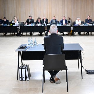 Thomas Strobl (M, CDU), Innenminister von Baden-Württemberg, spricht im Medienzentrum im Landtag bei einer Befragung im Landtags-Untersuchungsausschuss