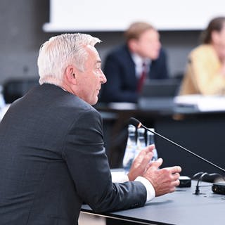 Thomas Strobl (CDU), Innenminister von Baden-Württemberg, spricht im Medienzentrum im Landtag bei einer Befragung im Landtags-Untersuchungsausschuss zur "Polizei-Affäre".