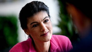 Sahra Wagenknecht (die Linke) sitzt in einem Interview einem Journalisten gegenüber.