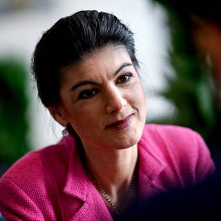 Sahra Wagenknecht (die Linke) sitzt in einem Interview einem Journalisten gegenüber.