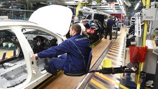 Im Werk Rastatt der Daimler AG wird an einem Mercedes-Benz GLA der Einbau die Dachbedieneinheit eingebaut