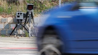 Ein Geschwindigkeits-Messsystem steht während des sogenannten Blitzmarathons in einer Dreißiger-Zone am Straßenrand. 