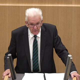 Ministerpräsident Winfried Kretschmann (Grüne) hält eine Regierungserklärung im Landtag