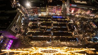 Der beleuchtete Stuttgarter Weihnachtsmarkt am Abend auf dem Rathausplatz von oben