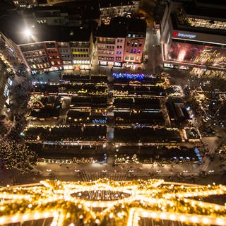 Der beleuchtete Stuttgarter Weihnachtsmarkt am Abend auf dem Rathausplatz von oben