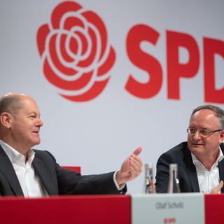 Archivbild: Andreas Stoch und Olaf Scholz bei einem Landesparteitag 2020
