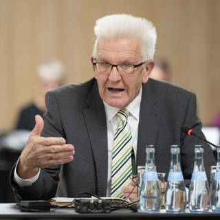 Winfried Kretschmann (Bündnis 90Die Grünen), Ministerpräsident von Baden-Württemberg, sitzt im Bürger- und Medienzentrum als Zeuge im Untersuchungsausschuss zur sogenannten Polizei-Affäre.