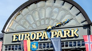 Der Haupteingang des Europa-Parks in Rust ist von Flaggen umrahmt. 