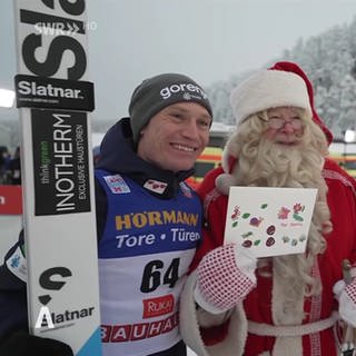 Skispringer mit Weihnachtsmann