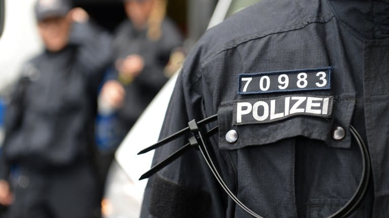  Ein Beamter der Bereitschaftspolizei (Rheinland-Pfalz) trägt eine Kennzeichnung an der Uniform