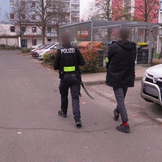 Polizisten verlassen mit beschlagnahmten Gegenständen nach einer Durchsuchung ein Haus. Mit zahlreichen Durchsuchungen war die Polizei in Berlin und vielen anderen Bundesländern gegen Verfasser von Hassbotschaften im Internet vorgegangen.