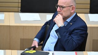 Winfried Hermann (Bündnis 90Die Grünen), Verkehrsminister von Baden-Württemberg sitzt bei einer Plenarsitzung des Landtags von Baden-Württemberg auf der Regierungsbank.