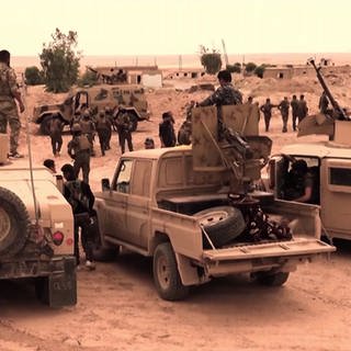 Mehrere Soldaten mit Fahrzeugen
