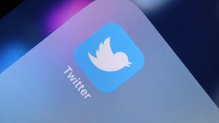 Das Logo der Nachrichten-Plattform Twitter ist auf dem Display eines iPhone zu sehen