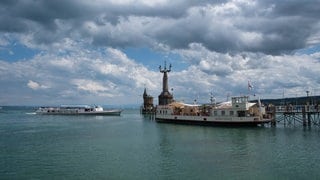 Zwei Schiffe im Hafen von Konstanz bei bewöktem Wetter