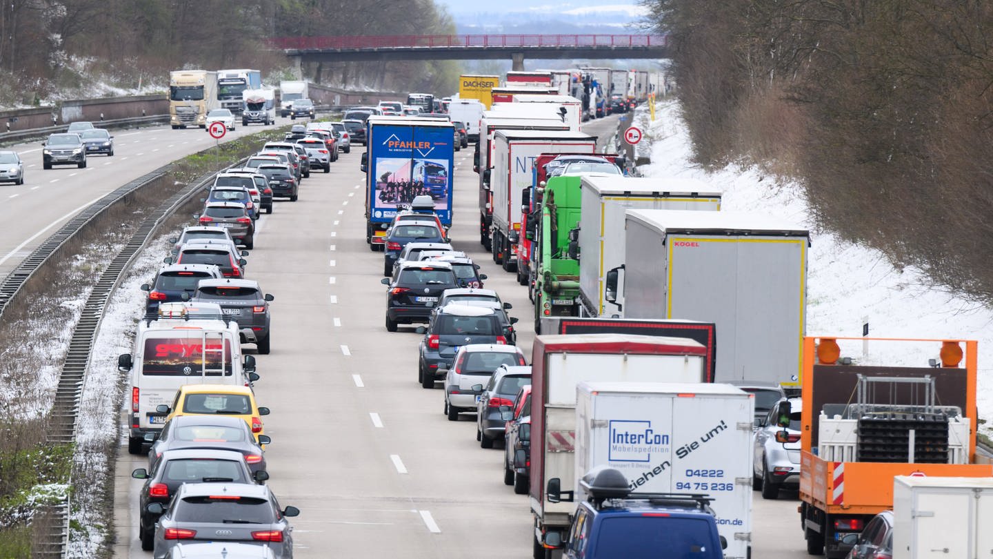 Autos und LKW stehen auf der Autobahn A7 zwischen Hannover und Hildesheim im Stau. Mit Beginn der Osterferien in Niedersachsen machen sich viele per Auto auf den Weg in den Urlaub - und an vielen Stellen drohen Staus. Die A7 wird am Wochenende bei Seesen komplett gesperrt, zudem behindern weitere Baustellen den Verkehrsfluss.