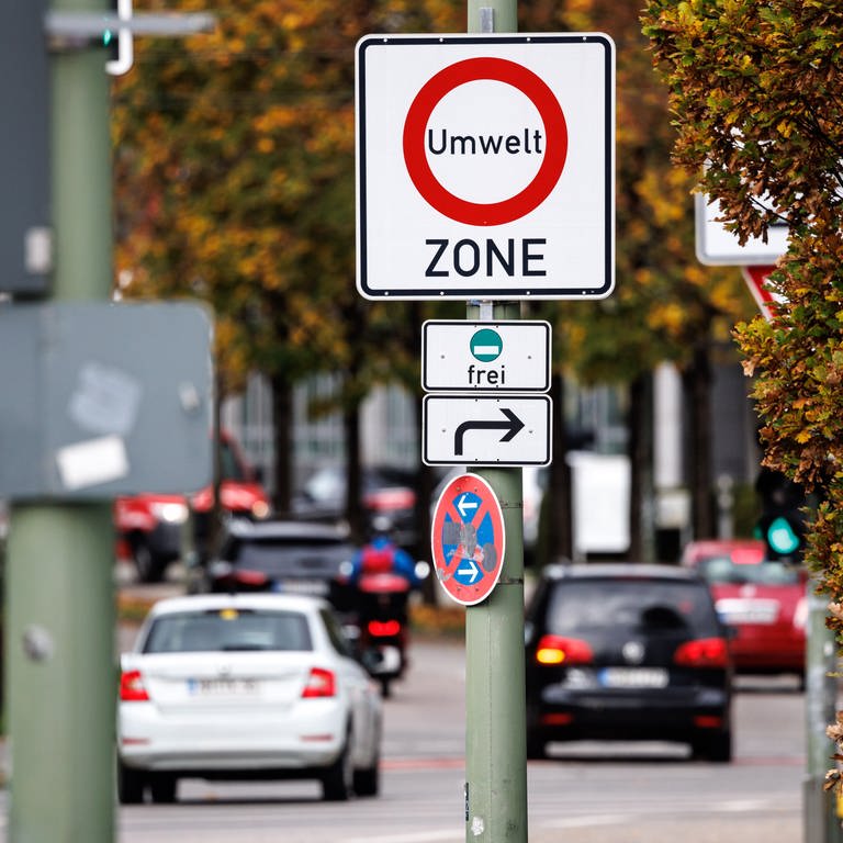 An einer Straße ist ein Hinweisschild auf die geltende Umweltzone zu sehen. (Foto: dpa Bildfunk, picture alliance/dpa | Matthias Balk)