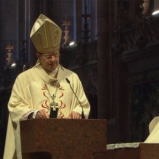 Bischof hält Predigt