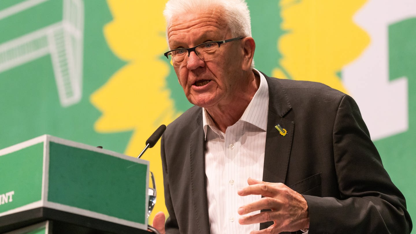 Winfried Kretschmann (Bündnis 90 / Die Grünen) steht während dem Landesparteitag seiner Partei auf der Bühne und spricht.