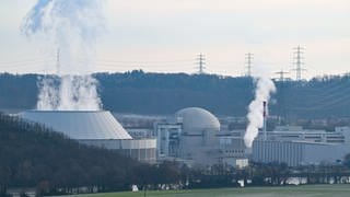 Dampf steigt aus dem Atomkraftwerk Neckarwestheim 2 auf. 