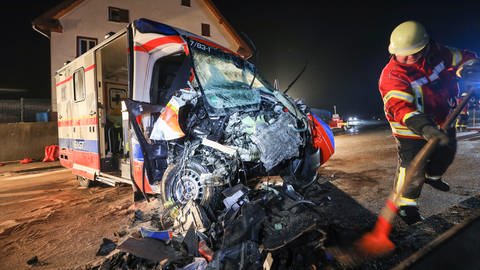 Zwei Sanitäterinnen mussten nach einem Unfall im Kreis Biberach aus einem zerstörten Rettungswagen herausgeschnitten werden.