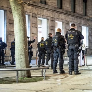 Polizisten sperren in der Silvesternacht den Schlossplatz in Stuttgart ab.