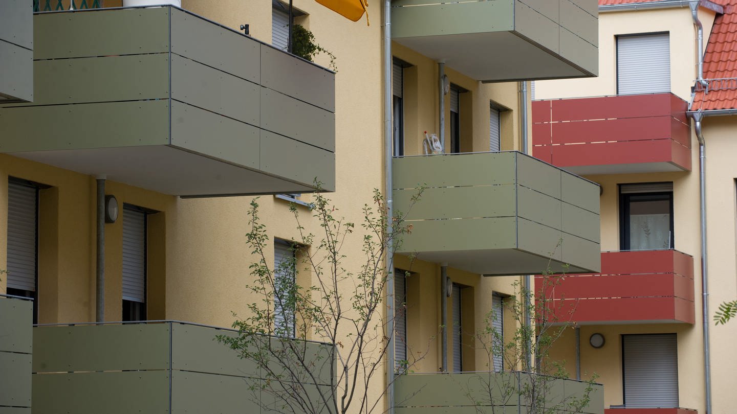 Balkone neugebauter Sozialwohnungen in Stuttgart