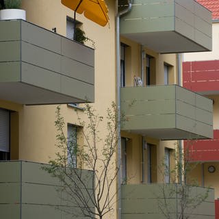 Balkone neugebauter Sozialwohnungen in Stuttgart 