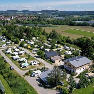 Der Campinggarten Wahlwies von Betreiber Volker und Andrea Knaust liegt am Ortsrand von Wahlwies, das nur wenige Kilometer vom Bodensee entfernt ist. (Aufnahme mit Drohne)