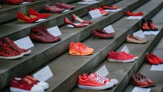 Mit roten Schuhen erinnern Aktivistinnen überall auf der Welt zum Internationalen Tag gegen Gewalt an Frauen an Femizide. 